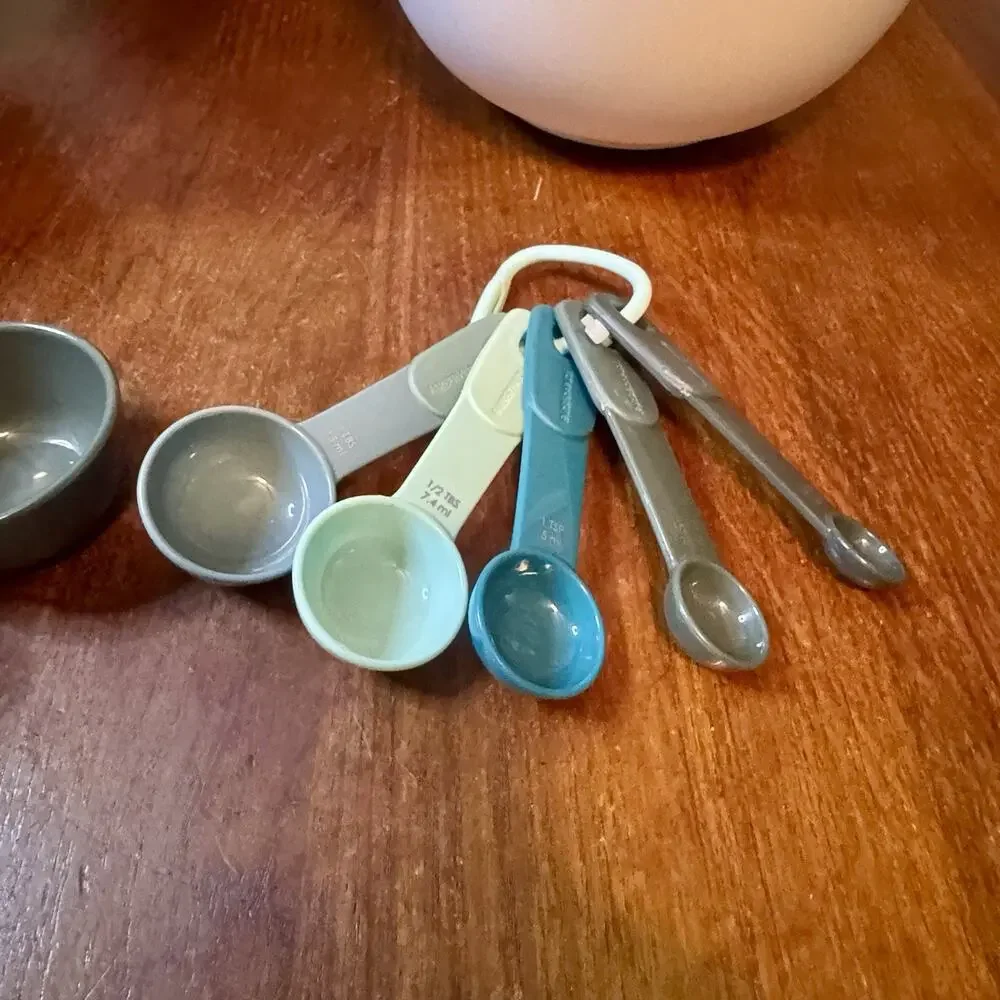 KitchenAid 3 Nesting Non Slip Mixing Bowls Measuring Cups & Spoons Set
